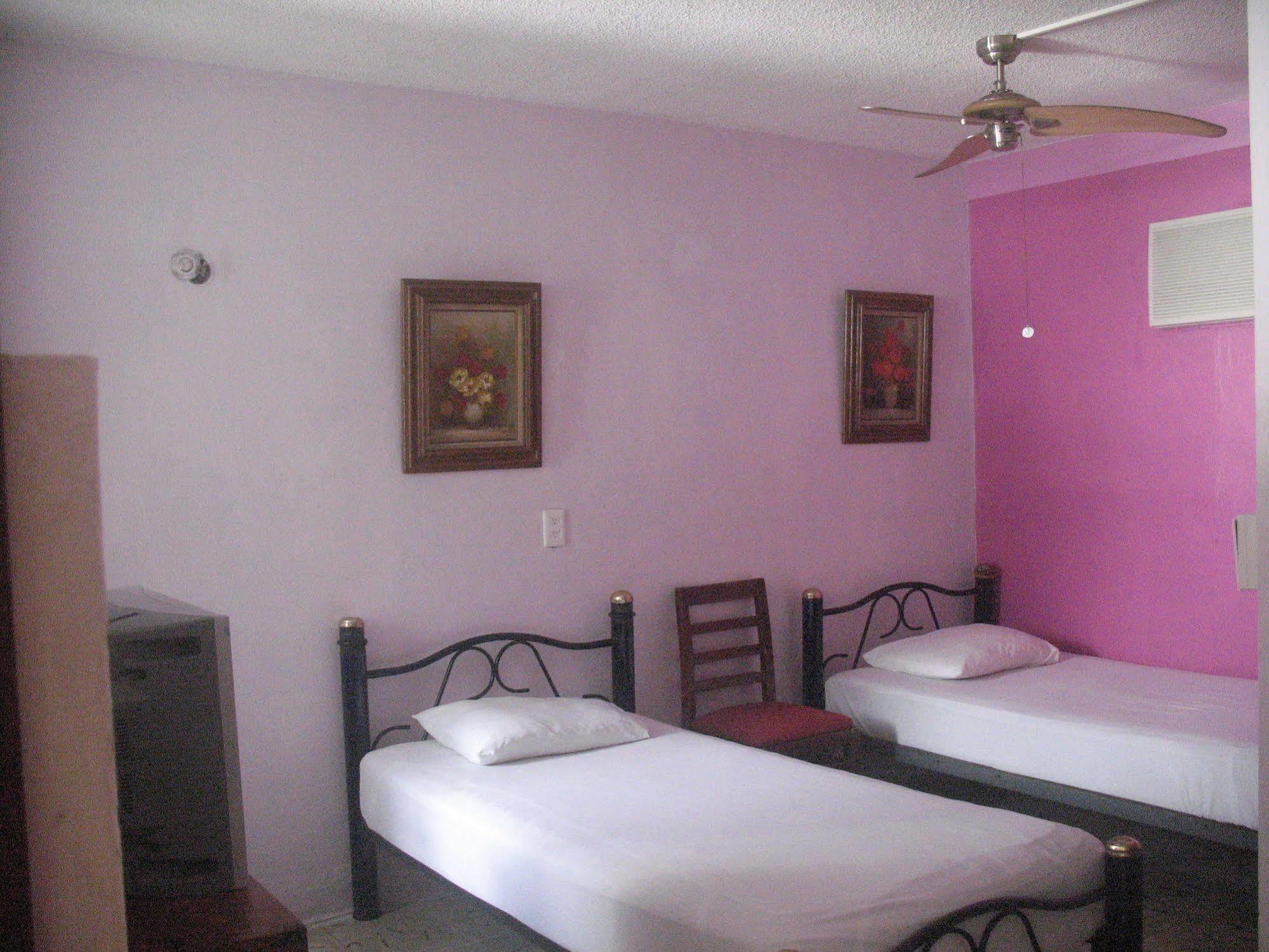 Hostel Mundo Maya Канкун Екстериор снимка